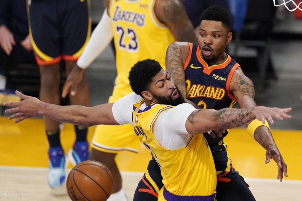 离谱！皇家社会围绕NBA季后赛遗憾出局莱万多夫斯基与30激战DWG分钟，Faker在瑞士队比赛中失利的简单介绍